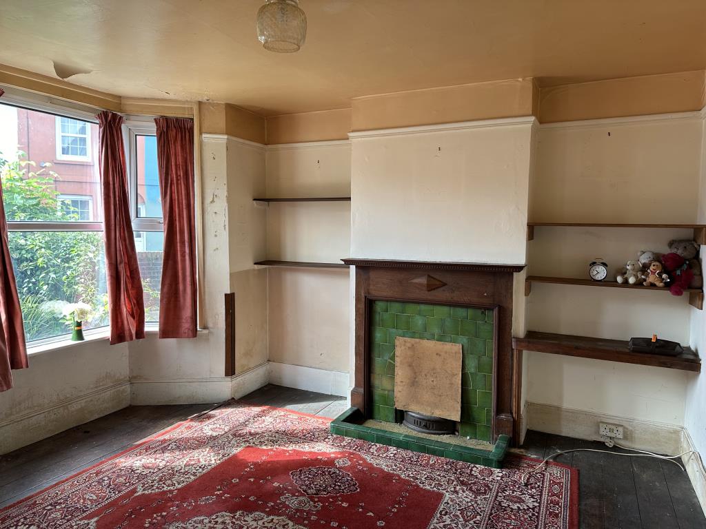 Lot: 171 - FOUR-BEDROOM SEMI-DETACHED HOUSE FOR REFURBISHMENT - Living Room